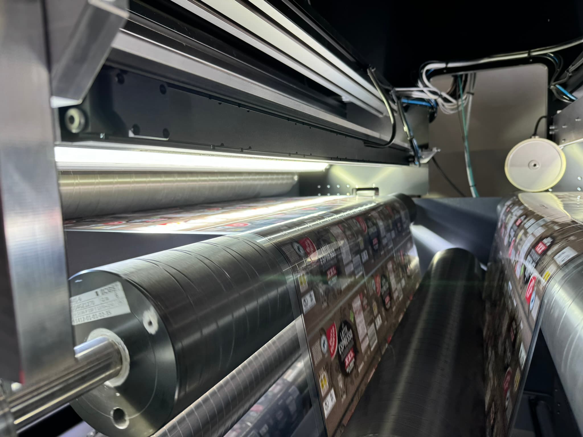 vInspect inspection bridge over a running label press